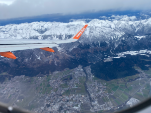 Ausblick aus dem Flugzeug auf die Berge