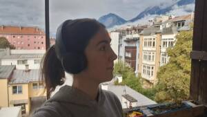 junge Frau mit Kopfhörern