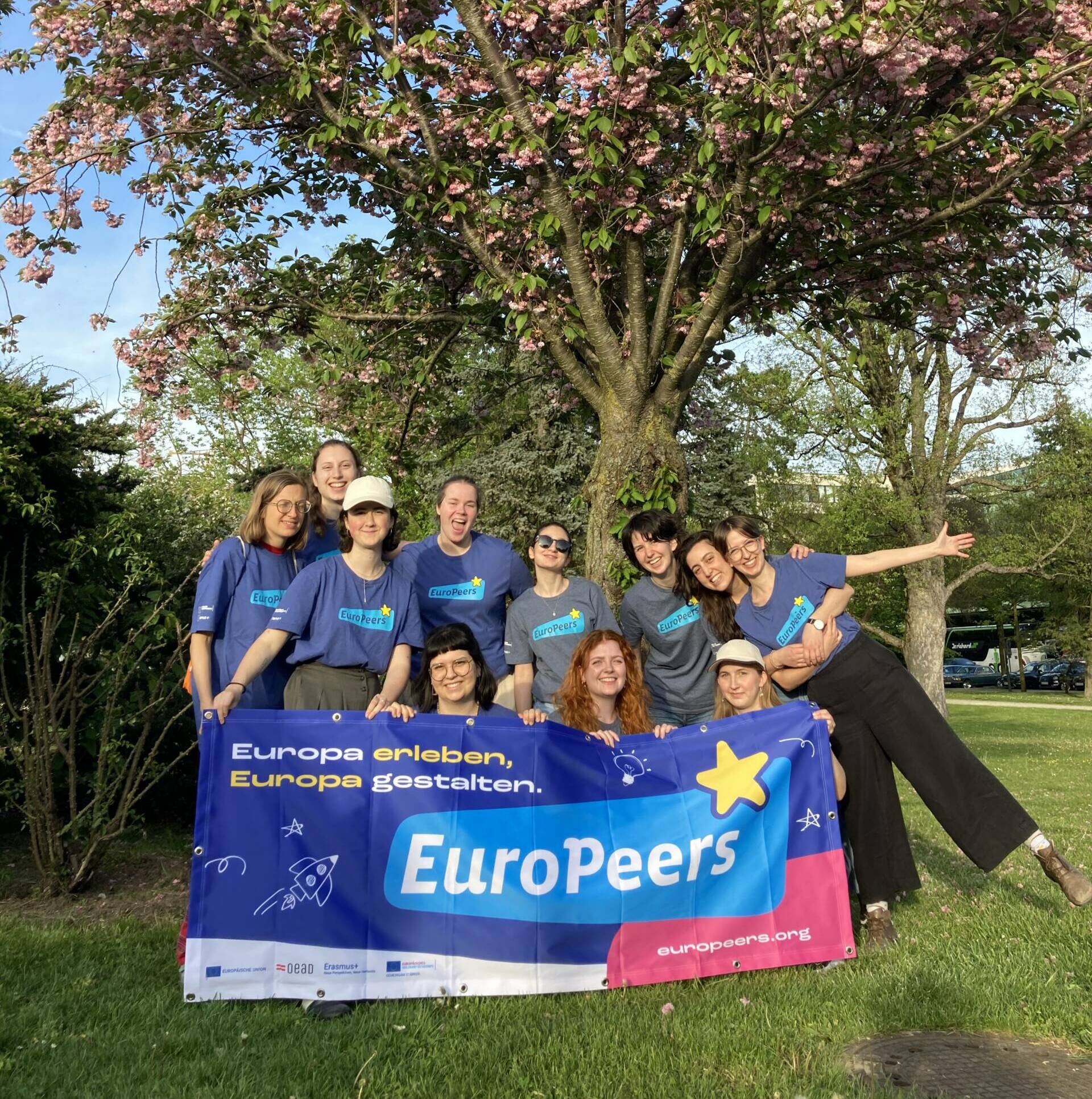 Gruppe junger Menschen hält einen Europeers Banner hoch